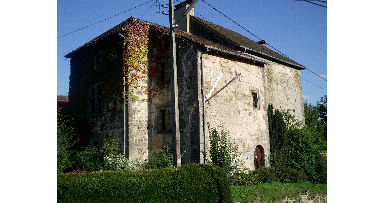 Manoir construit en grès local foncé dont l'architecture indique la fin des XV°- XVI°s.